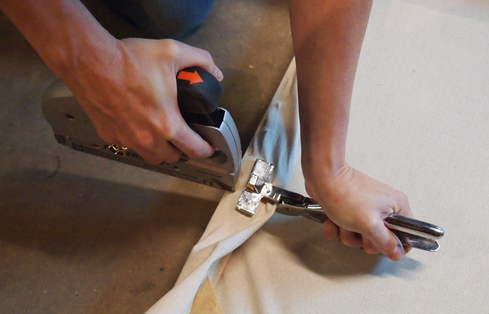 How to stretch a painter's canvas Stretching the canvas.