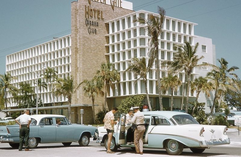 40 Fascinating Color Photos Capture Street Scenes of Miami & Miami